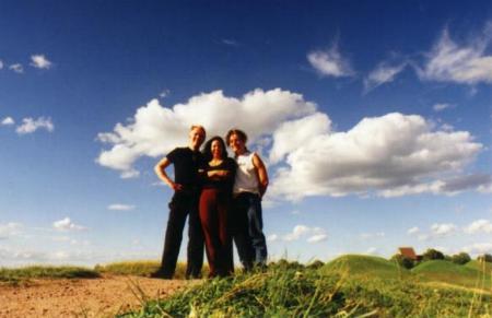 Siggy, Brynna & I 
standing in front of 
the olde burial mounds
of Uppsala.
